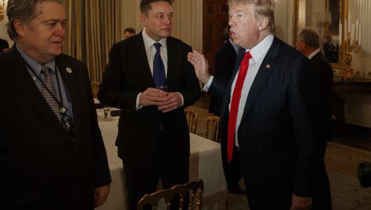 Trump se entrevista con Elon Musk y Steve Bannon (i), jefe de estrategia de la Casa Blanca. (AP).