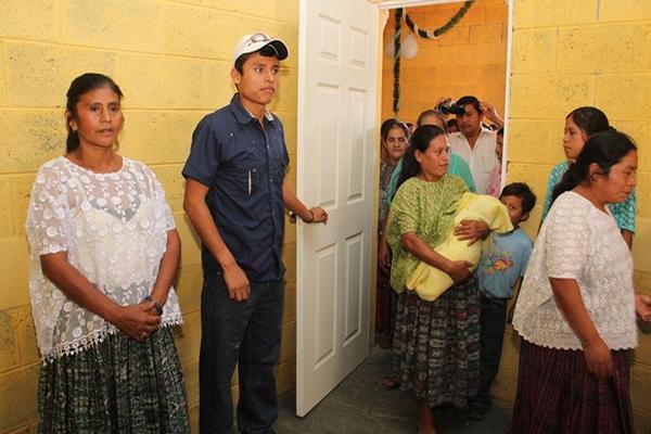 El melladista olímpico, Érick Barrondo, donó un centro de convergencia en la aldea Chiyuc, San Cristóbal Verapaz, Alta Verapaz, para que comadronas proporcionen atención pre y posnatal. (Foto Prensa Libre: Eduardo Sam)<br _mce_bogus="1"/>