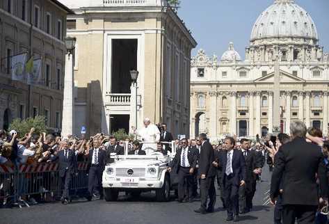 El papa Francisco saludó a los fieles en la plaza de San Pedro del Vaticano. (Foto Prensa Libre: EFE)