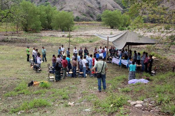 Pocas personas asisten a la inauguración de la planta  minera Mababe, en Cubulco, Baja Verapaz. Vecinos del sector aseguran que la empresa solo favorecerá a un grupo  ajeno a las aldeas.