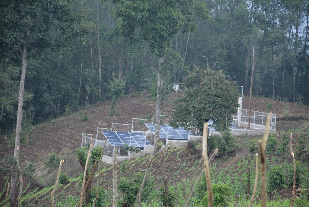 Panales solares instalados en una comunidad de Sololá. (Foto Prensa Libre: Édgar René Sáenz)