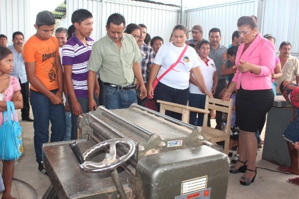 Instructor explica a jóvenes   cómo utilizar maquinaria para tallar madera, en escuela de carpintería de  Acarpet, en San Benito, Petén.