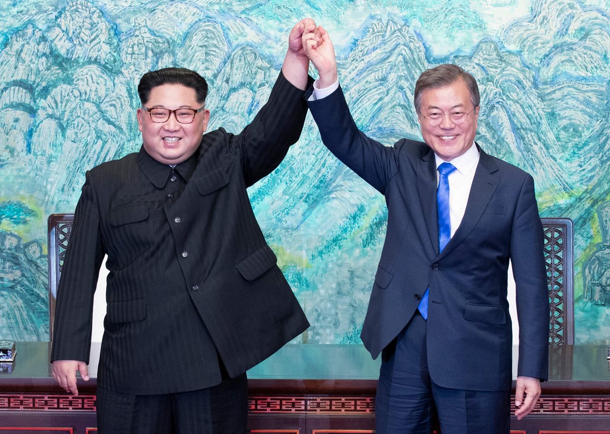 Kim Jong-un (i) Moon Jae-in (d) lavantan la mano tras la firma de un documento en la Zona Desmilitarizada en Panmunjom, Corea del Sur. (Foto Prensa Libre:AFP).
