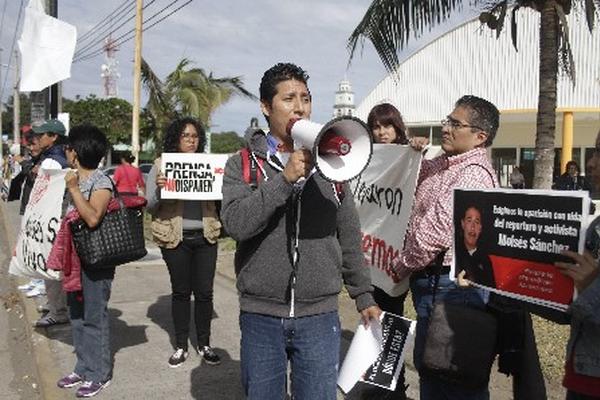 Periodistas y familiares del reportero Moisés Sánchez, desaparecido el pasado 2 de enero, protestan este lunes último en Veracruz. (Foto Prensa Libre: EFE).