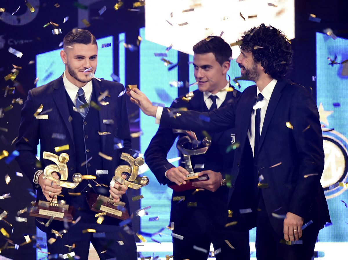 El delantero del Inter de Milán Mauro Icardi recibe el premio a mejor jugador de la Serie A. (Foto Prensa Libre: AFP)