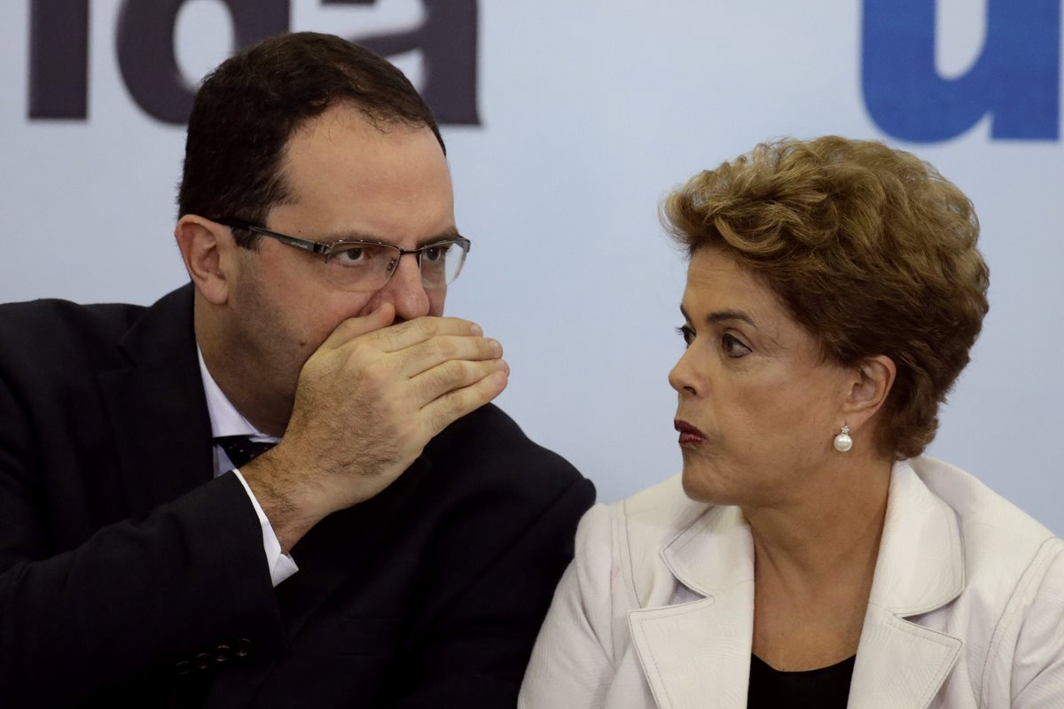 La presidenta de Brasil, Dilma Rousseff (d), conversa con su ministro de Hancienda, Nelson Barbosa (i), durante una actividad. (Foto Prensa Libre: EFE).
