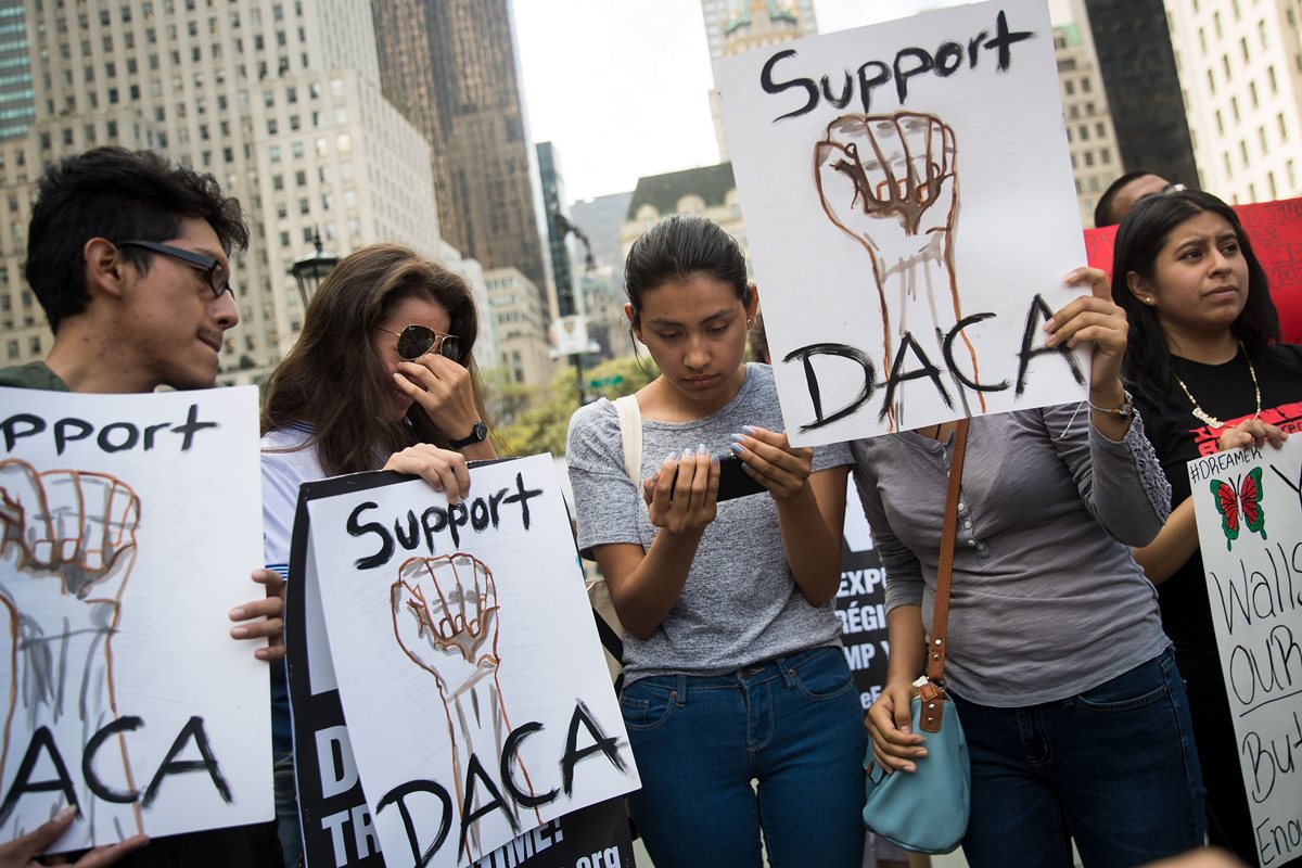 Grupo de dreamers se muestran desconsolados, tras anuncio de la decisión de Trump de terminar con el DACA. (Foto Prensa Libre: AFP)