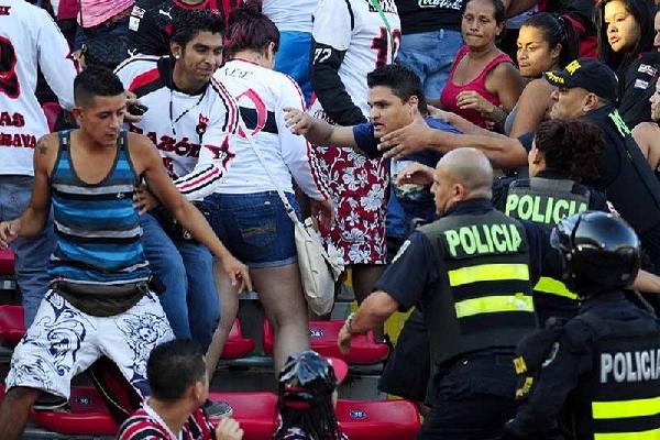 Costa Rica lucha contra la violencia en los estadios. (Foto Prensa Libre: cortesía La Nación)
