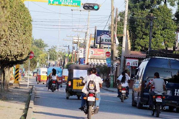 Semáforo instalado en la avenida Vicente Coza de Morales, Izabal. (Foto Prensa Libre: Edwin Perdomo)