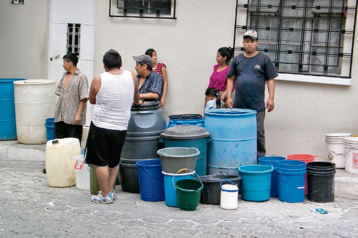 Vecinos de la zona 2 de Sanarate esperan un camión cisterna de la comuna que les surte agua, debido a la escasez que se afronta en ese municipio. (Foto Prensa Libre: Héctor Contreras)