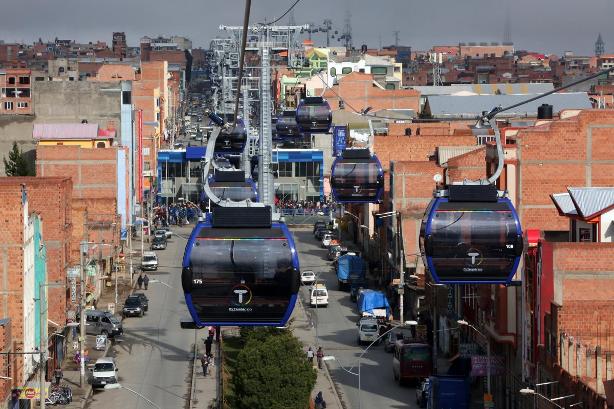 Vista del teleférico inaugurado en La Paz, Bolivia. (Foto Prensa Libre: EFE)