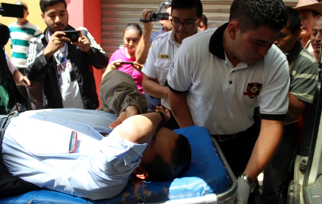 Ernesto Calachij Riz, diputado electo, es trasladado a un hospital de Santa Cruz del Quiché. (Foto Prensa Libre: Óscar Figueroa).