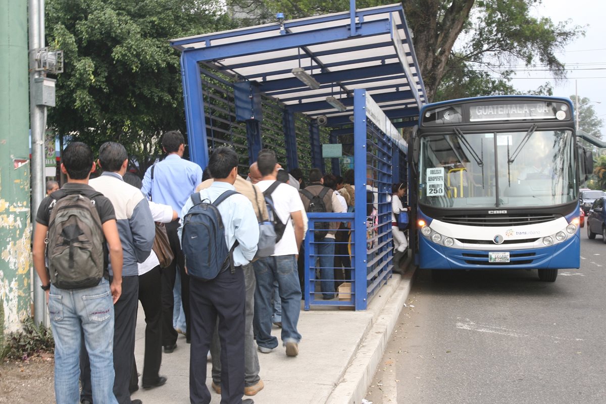 Usuarios utilizan buses de Transurbano luego de paralización de servicios. (Foto Prensa Libre: Hemeroteca PL)