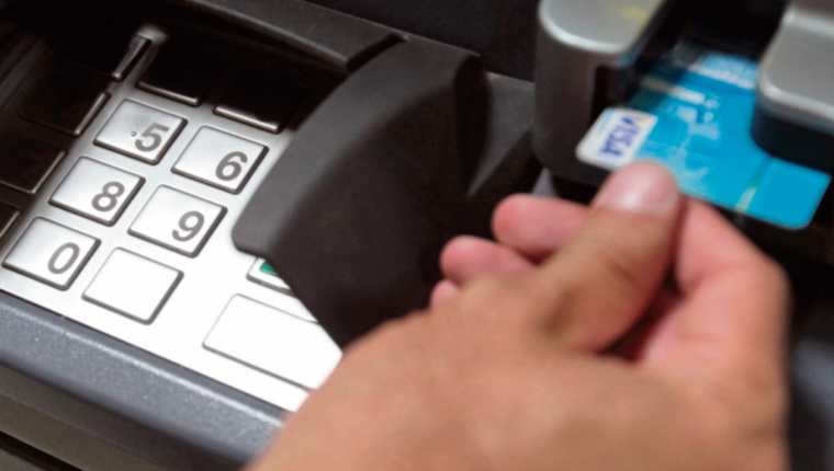 El 20.3% de los puntos de acceso a servicios financieros son cajeros automáticos con 4 mil 120 dispensadores. (Foto Prensa Libre: Hemeroteca) 