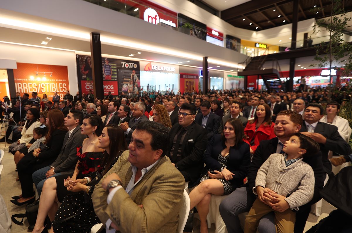 Decenas de personas fueron invitadas al acto inaugural del centro comercial Iterplaza Xela, en La Esperanza. (Foto Prensa Libre: Fred Rivera)