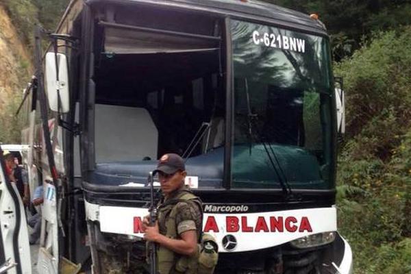 Una unidad de la empresa Transportes Monja Blanca es uno de los vehículos que chocaron en la curva La Herradura. (Foto Prensa Libre: Eduardo Sam)