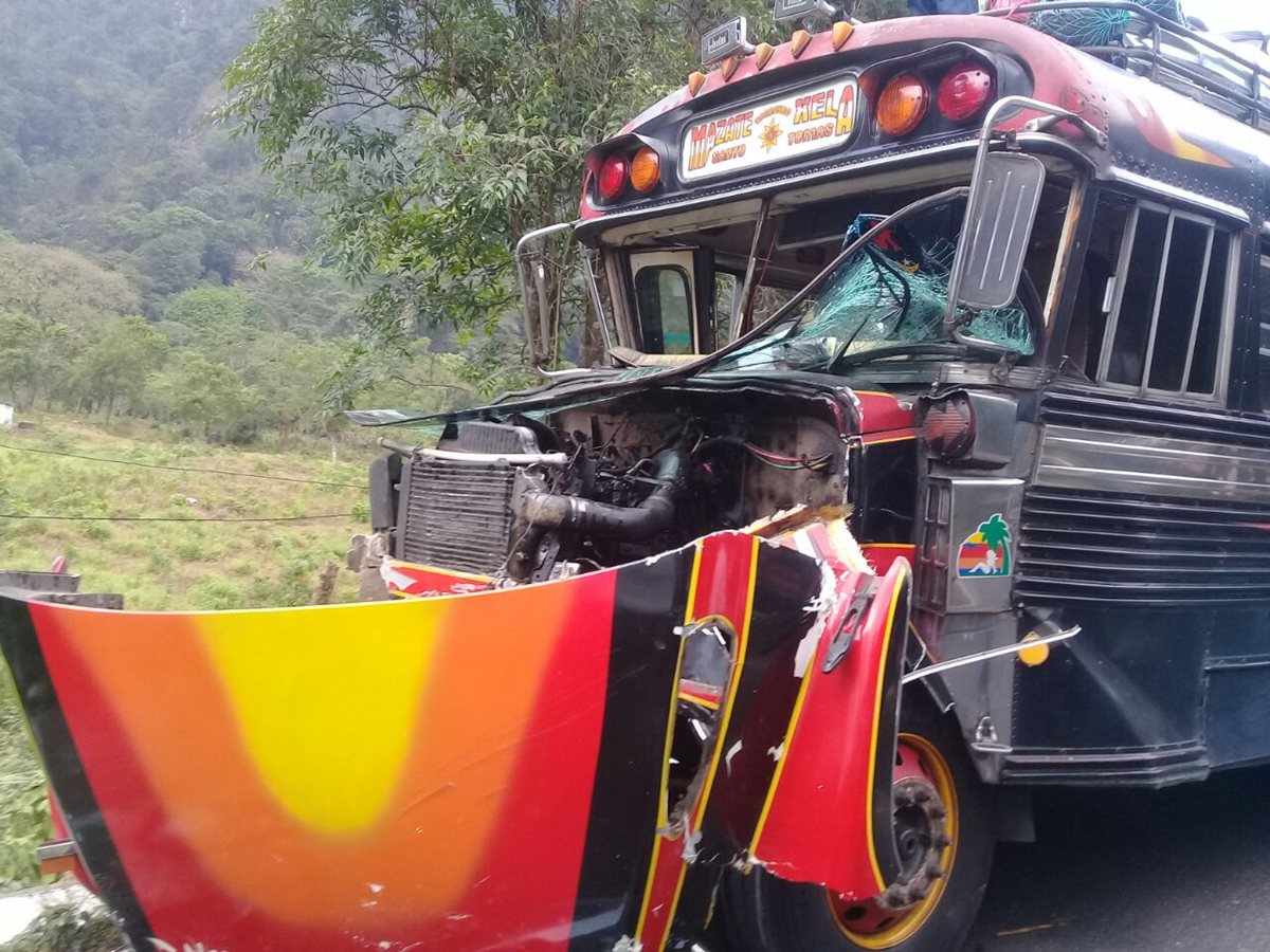El piloto del autobús Pocholos no se localizó en el lugar del accidente, según socorristas. (Foto Prensa Libre: Cortesía Cruz Roja)