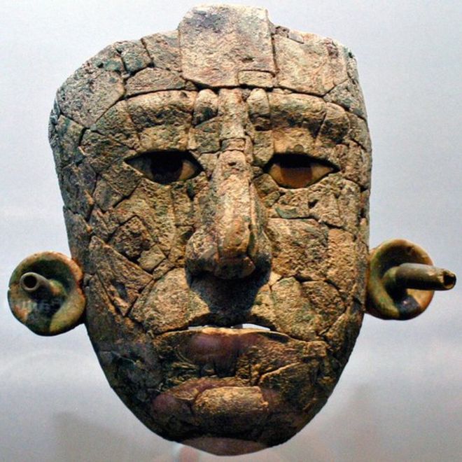 La máscara es de malaquita y se encontró rota en 119 pedazos. Su reconstrucción tardó nueve meses. En Palenque no existe la malaquita, por eso se cree que procede de las costas de Guerrero o Sinaloa, por las transacciones comerciales de los mayas. (Getty Images).