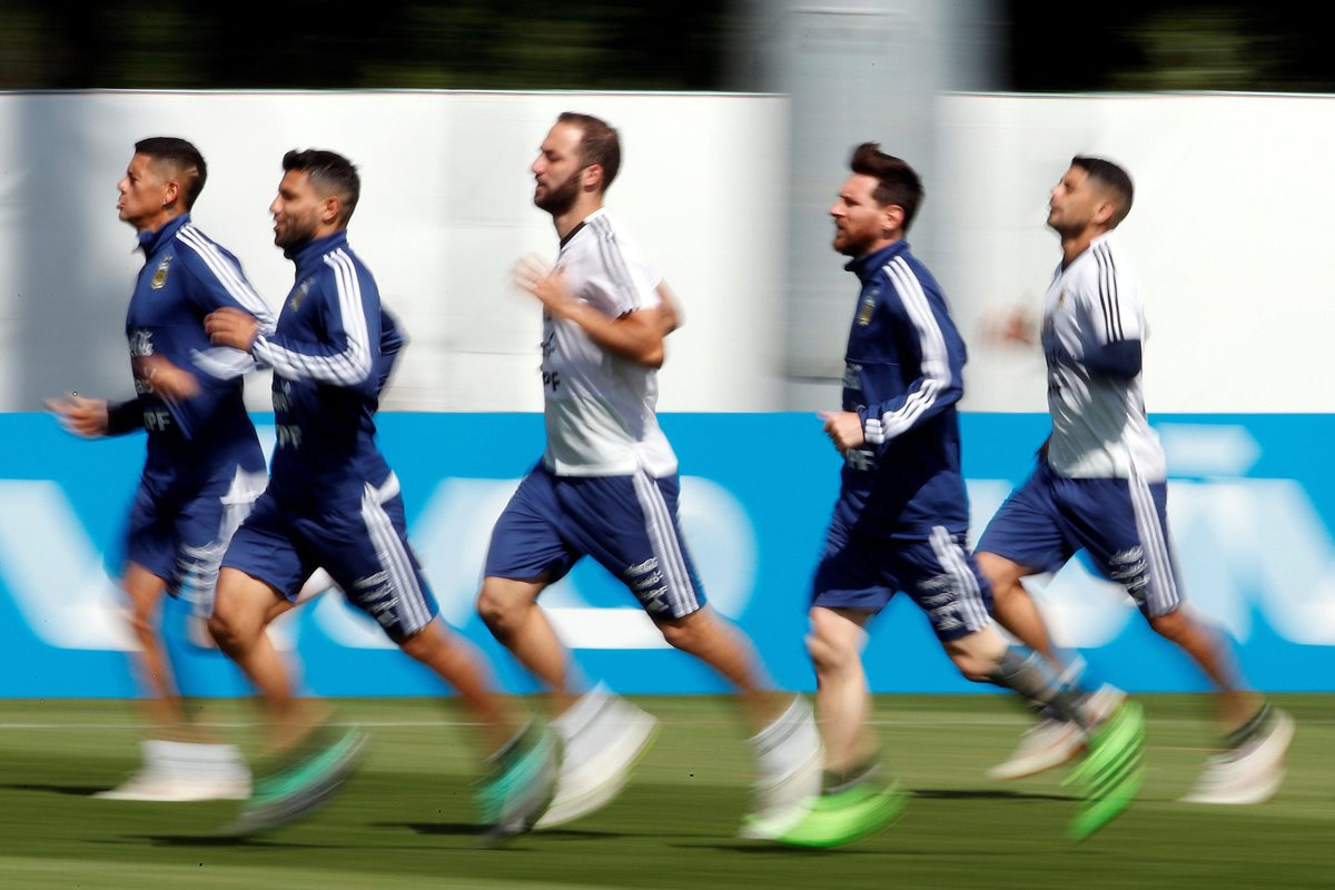Los jugadores de la Selección de Argentina, durante el entrenamiento de este miércoles. (Foto Prensa Libre: EFE)