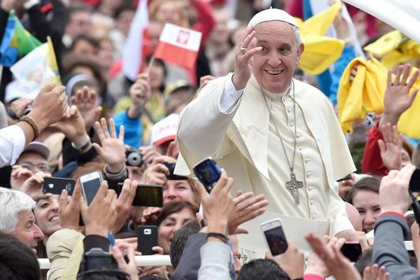 Francisco saluda desde el papamóvil a los fieles. (Foto Prensa Libre: EFE)<br _mce_bogus="1"/>