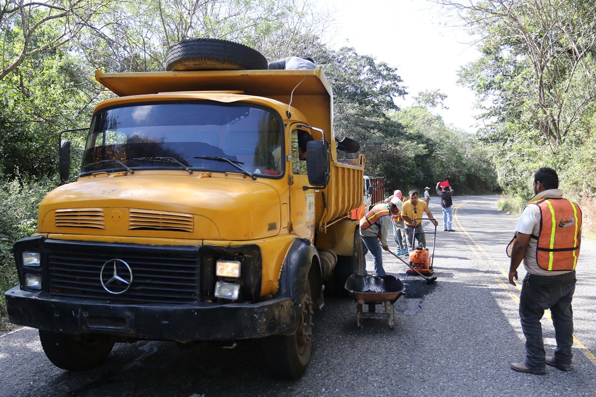 Trabajadores de Caminos bachean ruta dañada entre Quezaltepeque y Esquipulas, Chiquimula. (Foto Prensa Libre: Edwin Paxtor)