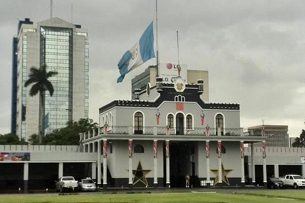 Bandera a media asta en el Ministerio de la Defensa. (Foto Prensa Libre: Geovanni Contreras)