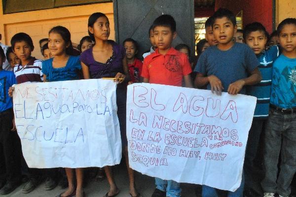Estudiantes piden  a las autoridades de Educación que resuelvan la escasez del agua.