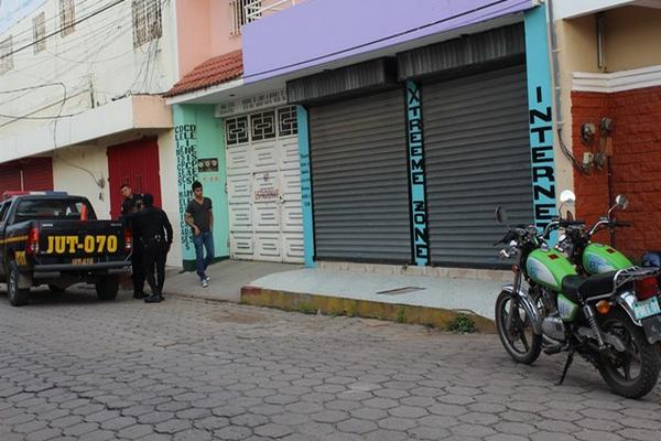 Un café internet fue saqueado este jueves en la madrugada, en el barrio La Terminal. (Foto Prensa Libre, Óscar González)<br _mce_bogus="1"/>