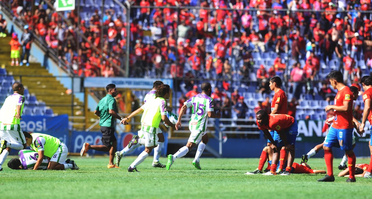 Antigua GFC celebró en la casa de los rojos, al ganar 5-4 en la tanda de penaltis. (Foto Prensa Libre: Hemeroteca PL)