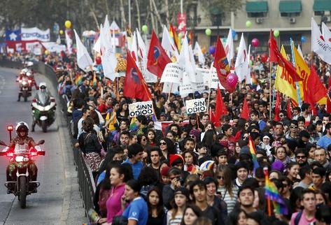 Miles de personas participaron en la marcha contra la homofobia y la transfobia en la capital chilena. (Foto: EFE).