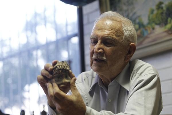 Guillermo Mata Amado, odontólogo e investigador arqueológico. (Foto Prensa Libre: Álvaro Interiano)<br _mce_bogus="1"/>