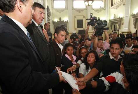 El diputado Mario Torres, presidente de la Comisión de Educación del Congreso,  recibe de estudiantes la propuesta de cambios al magisterio ante el anuncio del Mineduc por eliminar la carrera a nivel diversificado. (Foto Prensa Libre: Hemeroteca)