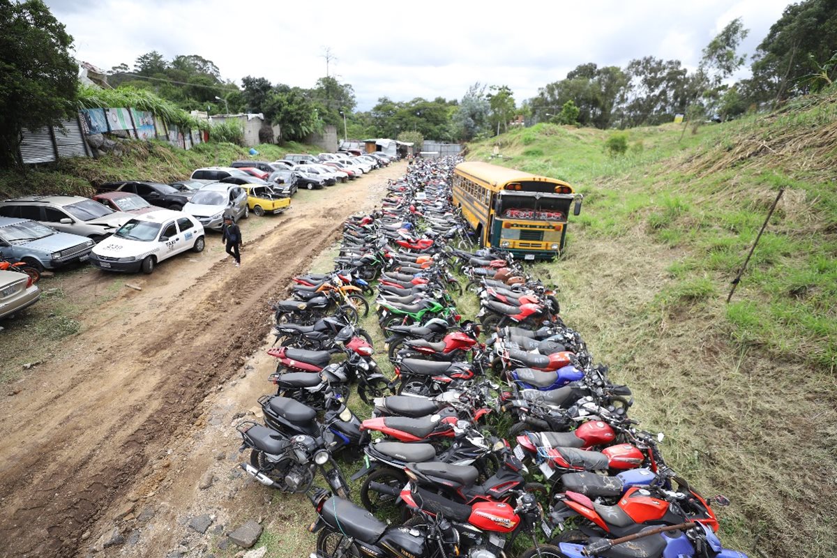 Predio donde permanecen los automotores que serán subastados. (Foto Prensa Libre: Cortesía comuna de Mixco).