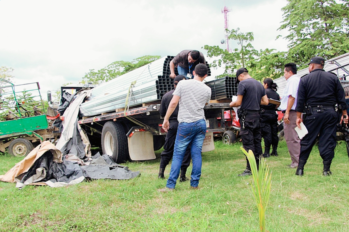 Las autoridades  contabilizan material que transportaban los detenidos en el camión que fue recuperado en el barrio La Loma Sayaxché, Petén. (Foto Prensa Libre: Rigoberto Escobar)
