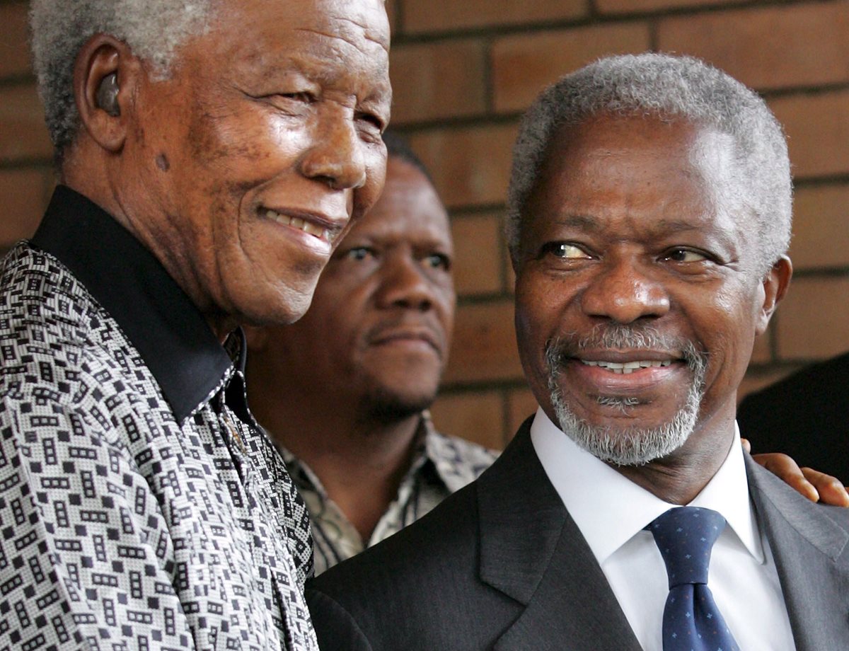 El expresidente de Sudáfrica, Nelson Mandela, recibió a Annan, el 15 de marzo de 2006, en Johannesburgo.