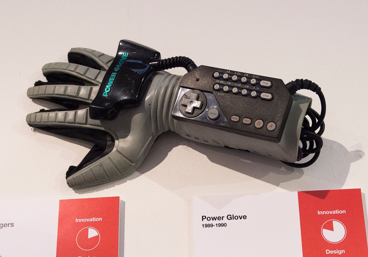 TUn guante electrónico controlador de videojuegos es otro de los objetos del Museo del Fracaso. (Foto Prensa Libre: AFP)