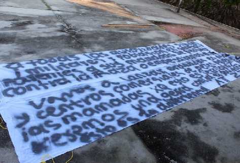 mantas con mensajes amenazantes que aparecieron en Petén, las cuales son investigadas por la Policía.