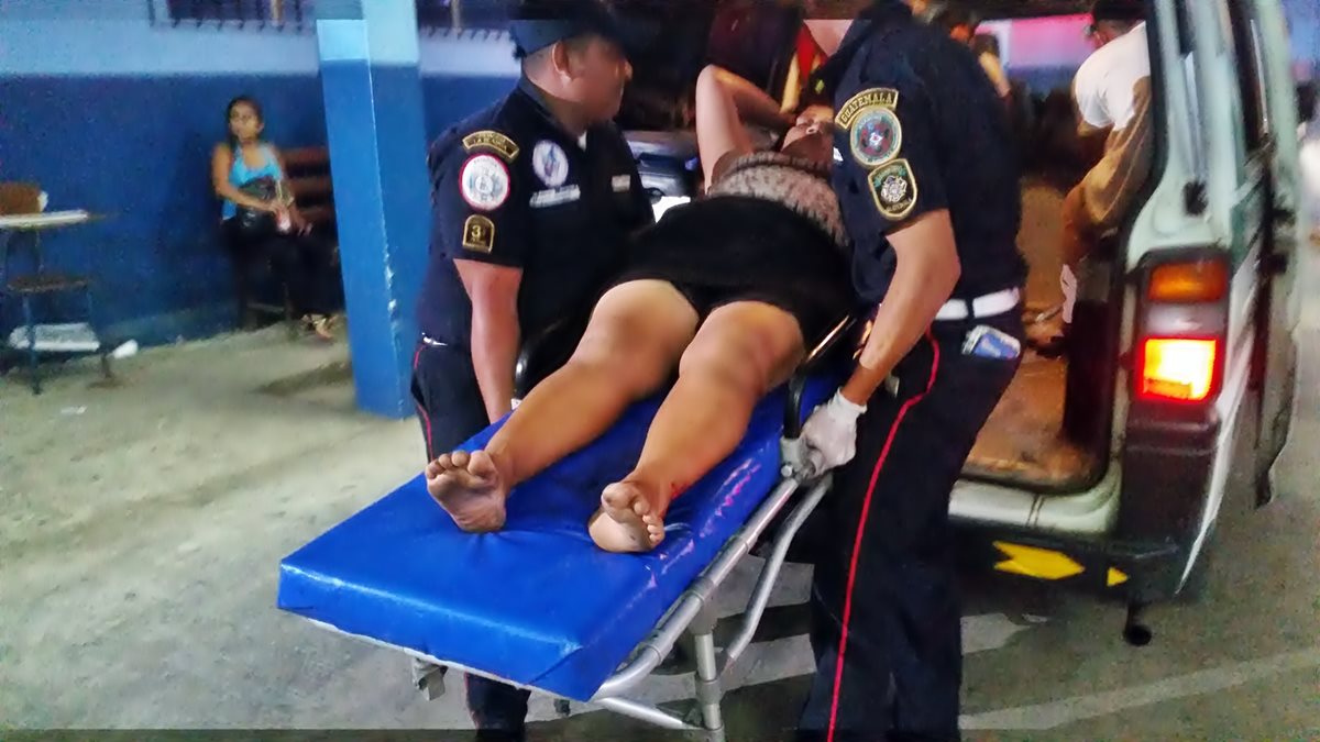 Socorristas trasladan a una mujer herida, al Hospital Regional de Coatepeque. (Foto Prensa Libre: Alexánder Coyoy)
