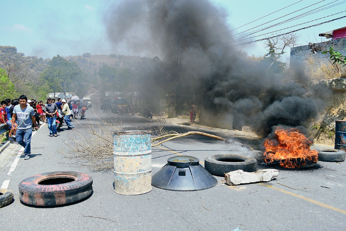 Vecinos impiden paso en la zona 7 de Huehuetenango para exigir construcción de túmulos. (Foto Prensa Libre: Mike Castillo)