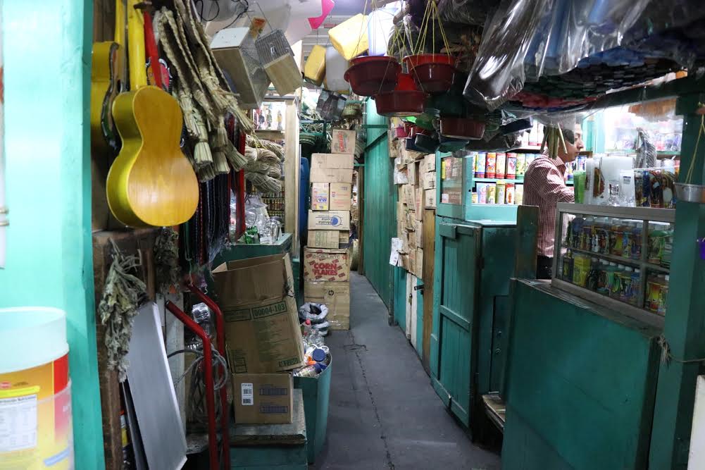 Los pasillos de los mercados de Xela son utilizados para colocar productos. (Foto Prensa Libre: María José Longo)