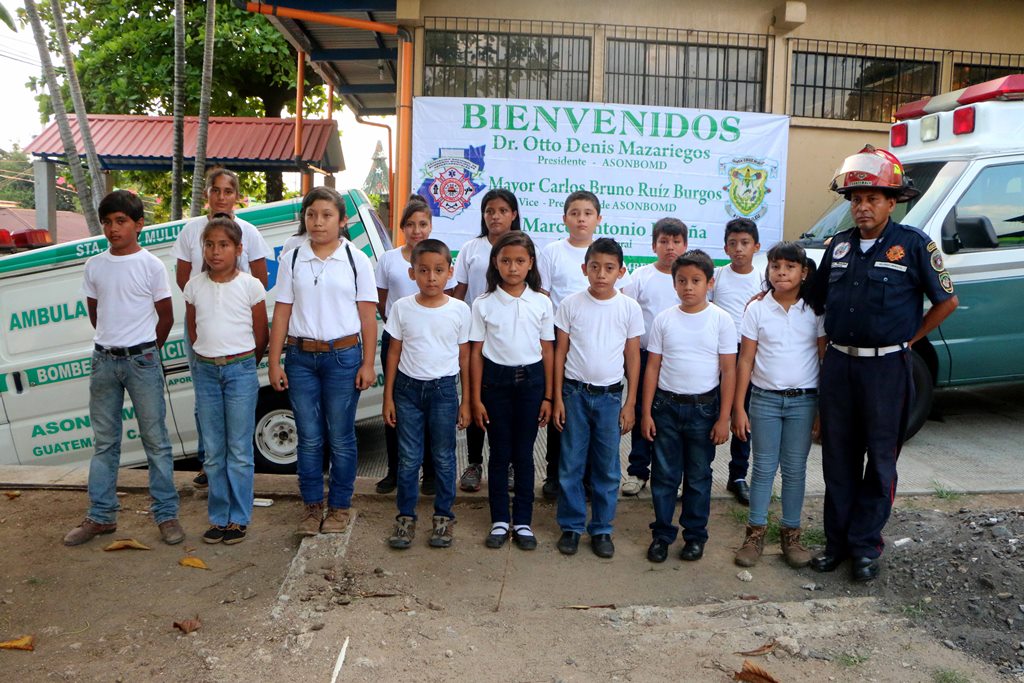 Parte del grupo de niño que se capacitó para atender emergencias. (Foto Prensa Libre: Rolando Miranda).