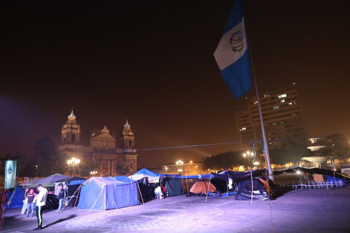 Los maestros permanecieron por más de tres días en la Plaza de la Constitución, como una medida de presión por el pacto colectivo. (Foto Prensa Libre: Hemeroteca PL)