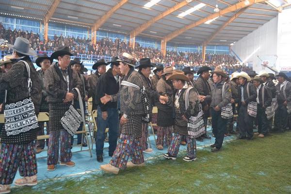Alcaldes comunitarios entrantes saludan a los salientes en ceremonia de toma de posesión de autoridades indígenas de Sololá. (Foto Prensa Libre: Édgar René Sáenz)