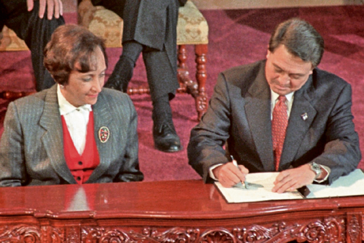 La exsecretaria de la Paz Raquel Zelaya y el excombatiente guerrillero Pablo Monsanto, firman el Acuerdo de Paz Firme y Duradera, el 29 de diciembre de 1996. (Foto Prensa Libre: Hemeroteca PL