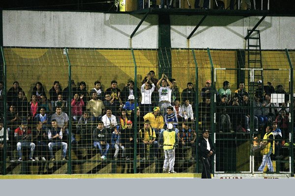 La afición de Petapa asistió en gran número al estadio Julio Armando Cobar. (Foto Prensa Libre: Jesús Cuque).