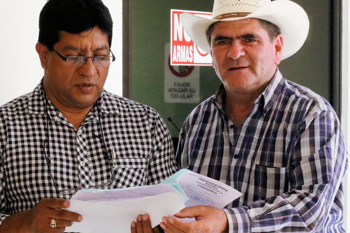 El alcalde Álvaro Rolando Morales, de sombrero, no está preocupado por antejuicio. (Foto Prensa Libre: Edwin Paxtor)
