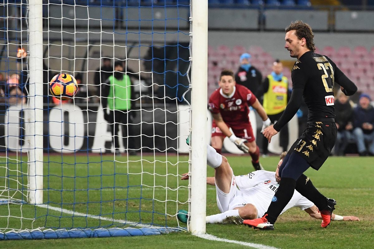 El exjugador del Nápoles Manolo Gabbiadini (derecha) fue fichado por el Southampton por €16,5 millones. (Foto Prensa Libre: EFE)