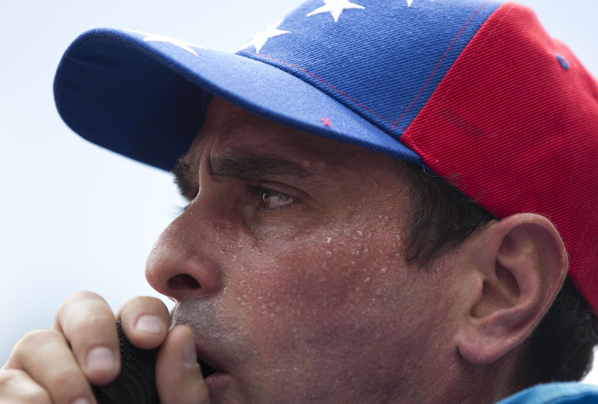 El líder opositor venezolano, Henrique Capriles, llamó a “hacer caso omiso” del estado de Excepción. (Foto Prensa Libre: AP).