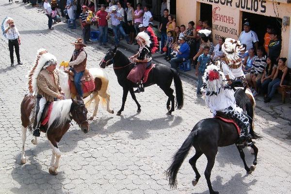 Jinetes muestran las habilidades de sus caballos en el desfile hípico efectuado en Sanarate. (Foto Prensa Libre: Héctor Contreras) <br _mce_bogus="1"/>