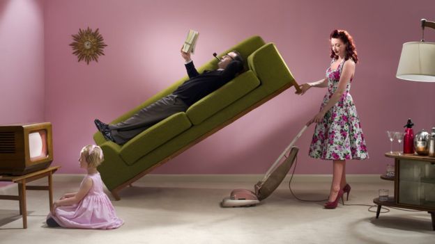 Las mujeres aún suelen pasar más tiempo en actividades no remuneradas, como las tareas domésticas. (Foto, GETTY IMAGES).